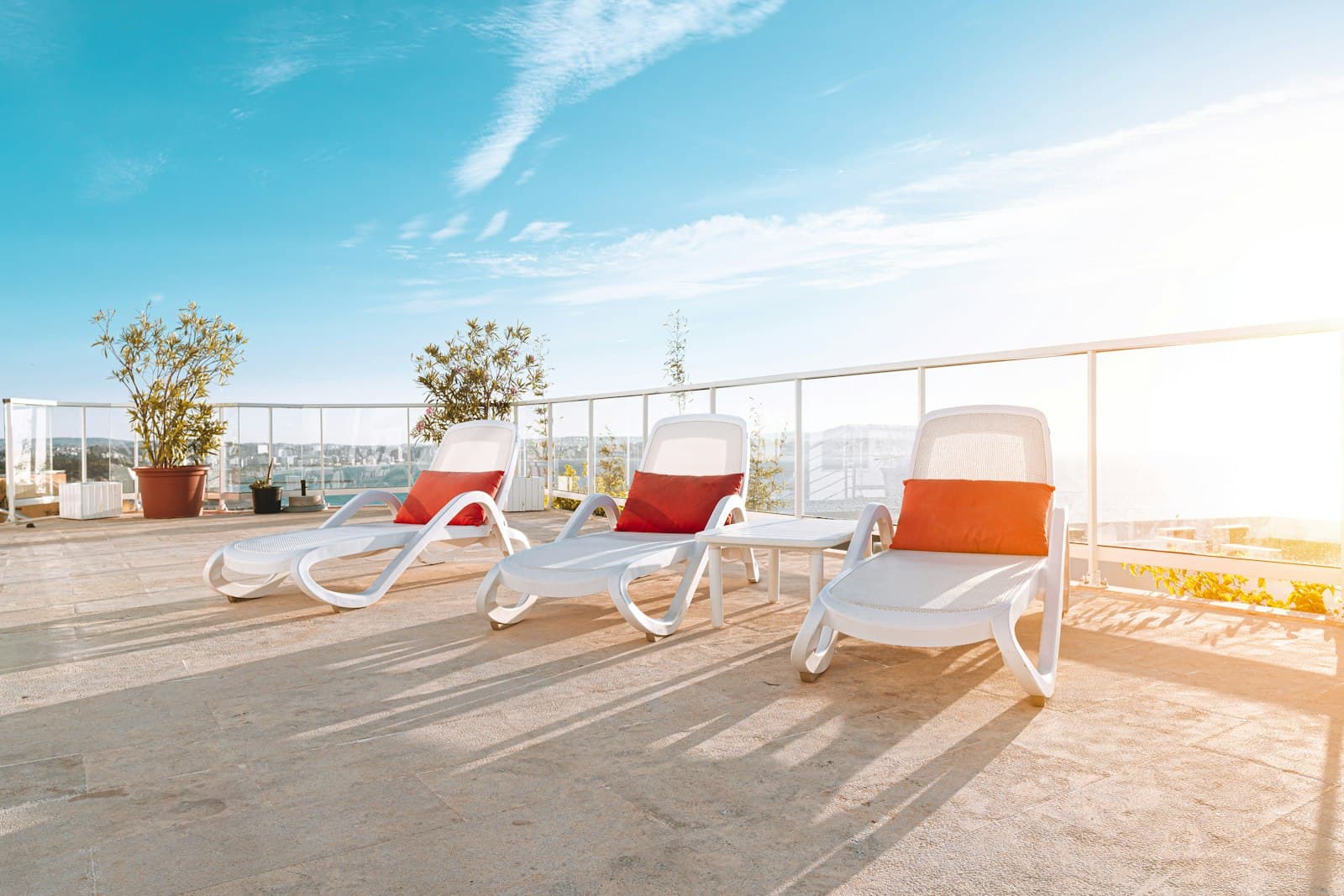 Zonnig dakterras van een penthouse