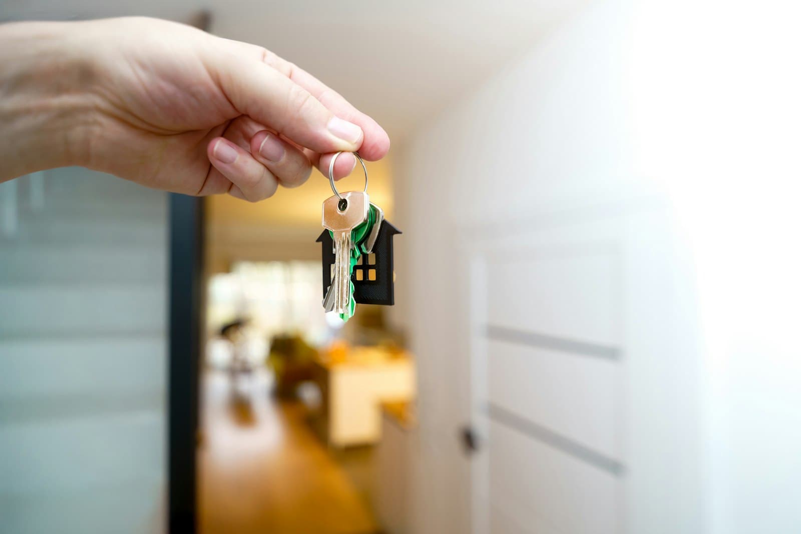 Sleutels in de voordeur van een vakantiewoning